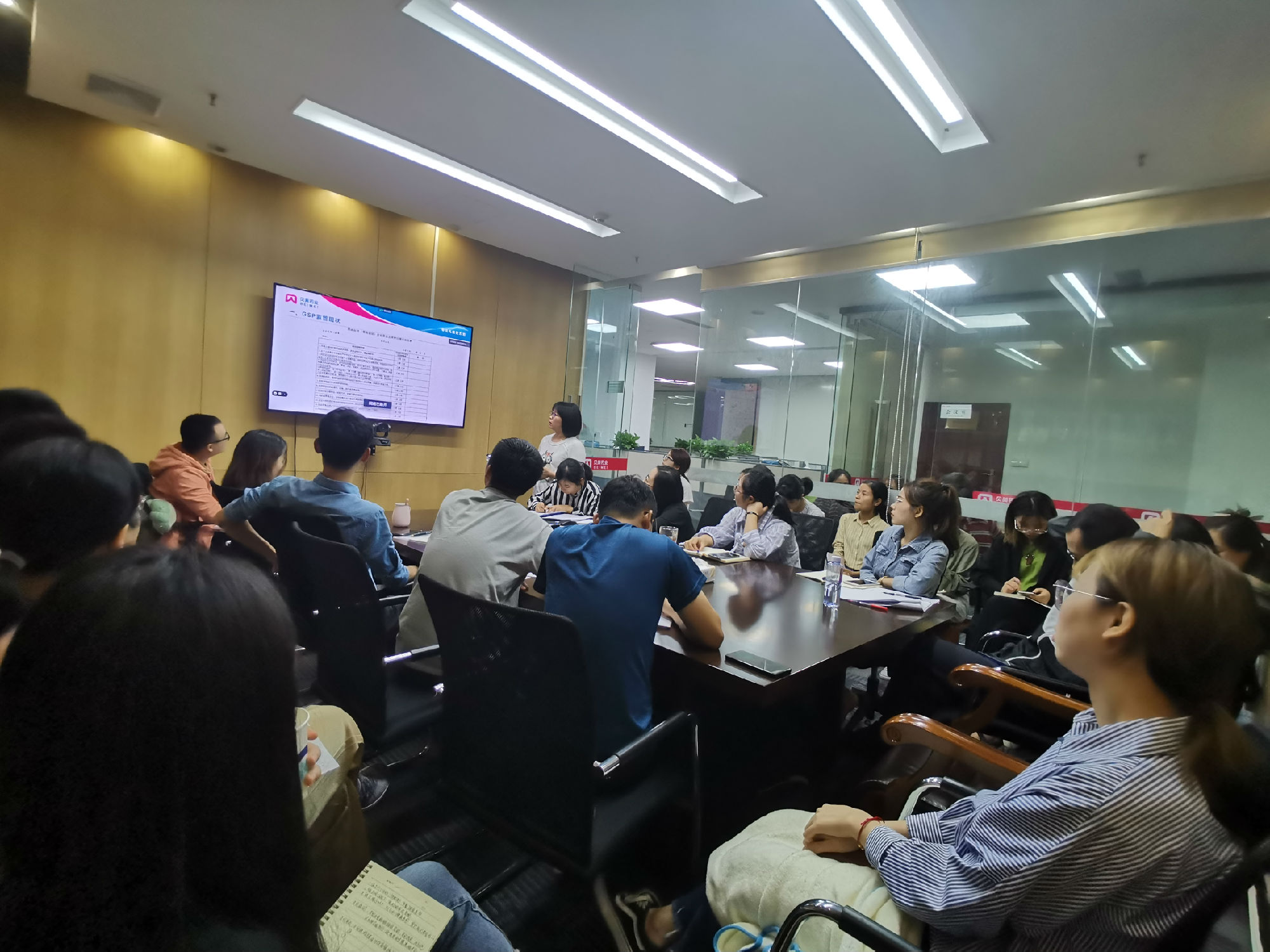 2020年10月13日，質(zhì)管部總監(jiān)李春莉及質(zhì)管部同事組織培訓(xùn)GSP及產(chǎn)品召回等
